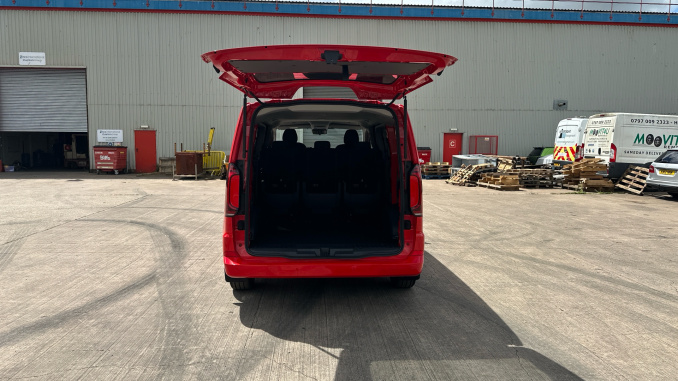 Volkswagen Transporter T32 Swb Diesel 2.0 TDI 170 Commerce Pro Kombi Van Auto [5 Plus] - Image 19